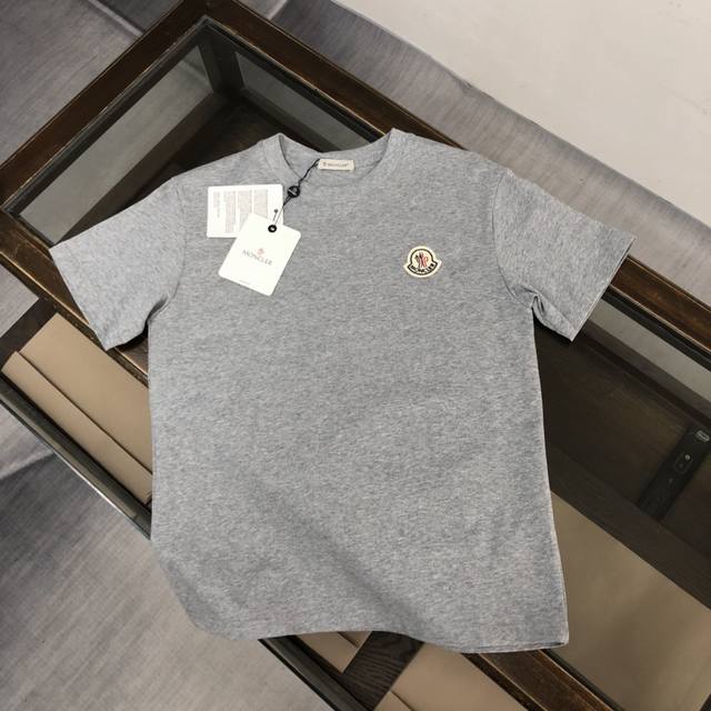 moncler 蒙口 新款男士圆领短袖 情侣T恤 春夏新品 高品质 时尚百搭潮款 定制进口面料 数 穿着舒适 透气 时尚不失个性 上身休闲随性 帅气有型 彰显大