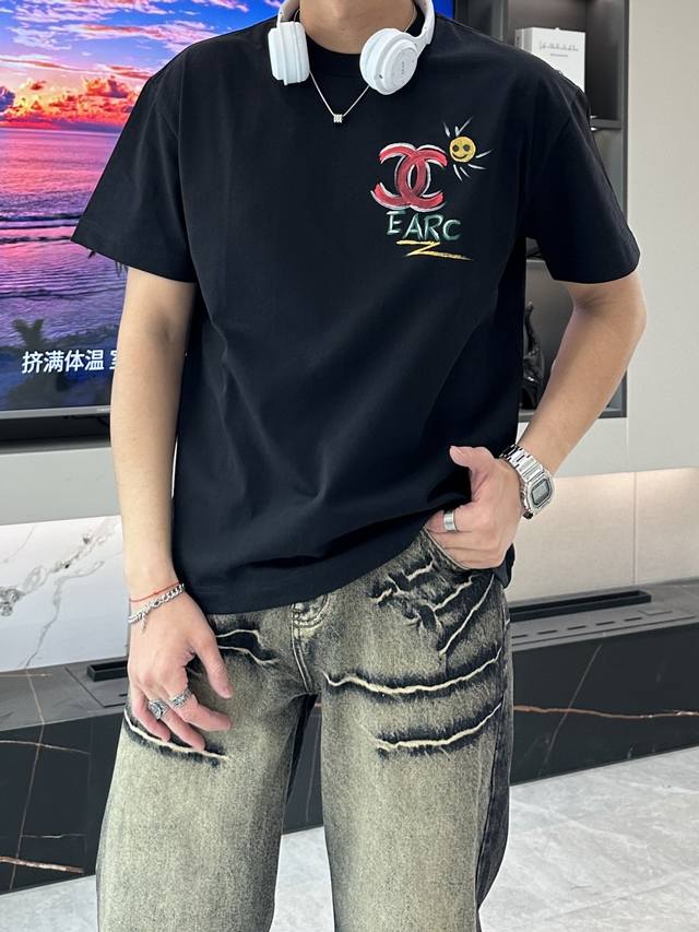 chanel 25Ss夏季新款手绘短袖T恤 专柜同步 每一件都是纯手工画制而成.独特的Logo 个性艺术系列全网独家首发 百搭款细节处理完美240克纯棉面料十分