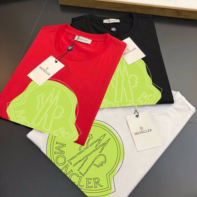 蒙口 Moncler 品牌潮流Logo印花短袖T恤 采用客供定制双股纯棉面料 上身极致舒适透气 标志性Logo元素为单品增添设计感 营造出简约大气风格 上身穿搭
