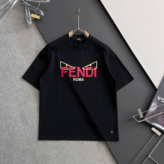 fend* 2025春夏新款男女同款短袖T恤 走秀图案时尚休闲短袖T恤衫 立体硅胶烫金极具设计精选客供260克100%全棉面料 手感柔软亲肤 着身舒适透气性都无