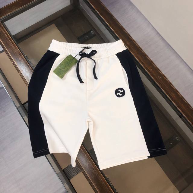 gucci 春夏最新款拼色休闲短裤 定制面料 品牌标识刺绣Logo设计 款式简单又不失档次三标齐全 透气舒适度高 细节无可挑剔 品牌元素设计理念 体现高品质 手