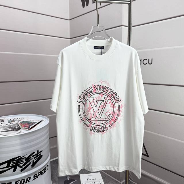 LV 路易 2025春夏新款刺绣直喷印花定制双纱平纹纯棉面料 短袖T恤 男女同款 尺码 S 90-130斤 M -150斤 L 140-165斤 Xl 160-