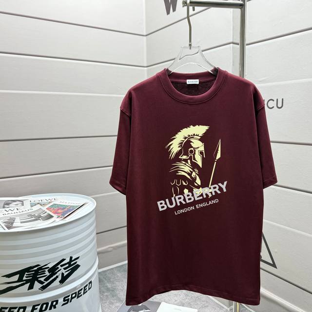 Bur巴宝莉 2025春夏新款 潮牌新品印花圆领短袖T恤 最新砖柜同步 Os落肩版型 280克重全棉 时尚又个性 超级百搭好看的一款 男女同款 人手必备款 吊牌