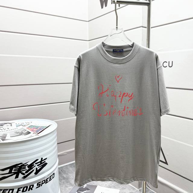 Louis Vuitton 路易威登 2025春夏 官网走秀款 lv大师亲手设计潮牌新品印花圆领短袖T恤 时尚又个性 超级百搭好看的一款 男女同款 人手必备 吊