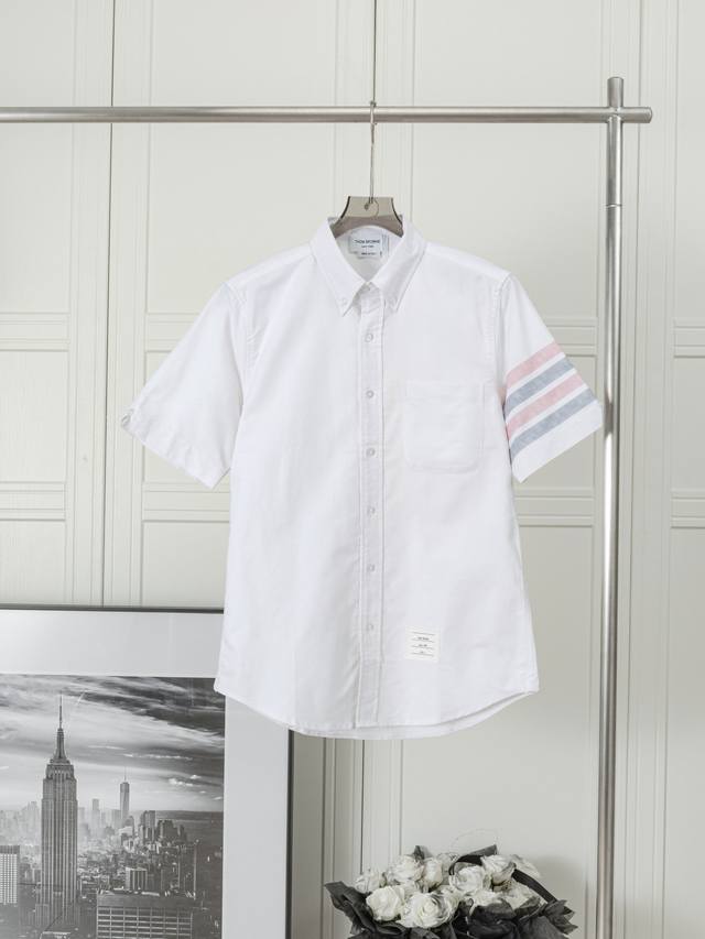 新经典四杠红蓝杠短袖衬衫 thom Browne .汤姆布朗.夏季短袖衬衫白色红蓝四杠短袖 意大利制造产地小标 牛津纺短袖色织条纹衬衣 面料采用高定色织牛津纺纯