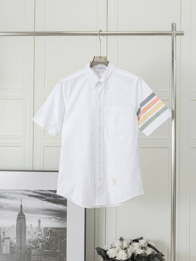 经典彩虹四杠牛津短袖衬衫 thom Browne .汤姆布朗.夏季短袖衬衫彩虹四杠短袖 意大利制造产地小标 tb牛津纺短袖色织条纹衬衣 面料采用高定色织牛津纺纯