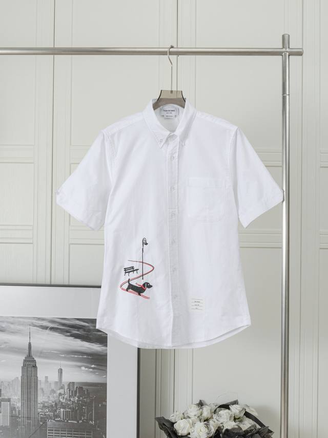 小狗刺绣雪橇路灯短袖衬衫 thombrowne 汤姆布朗 夏季新款小狗刺绣雪橇路灯图案短袖衬衫 意大利制造产地小标 高精定制正品牛津纺100%纯棉颗粒感面料 后