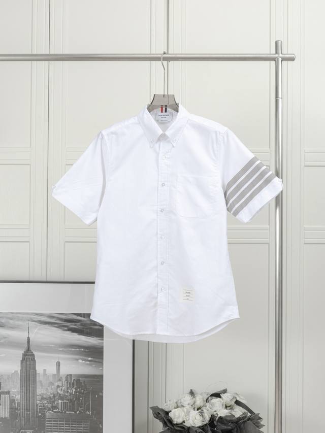 经典单袖灰色四杠短衬衫 Thom Browne 汤姆布朗 . 短袖衬衫色织经典单袖灰色条纹四条杠 领子红白蓝织带拼接衬衫 Zp牛津纺定制面料 采用进口缝纫设备缝