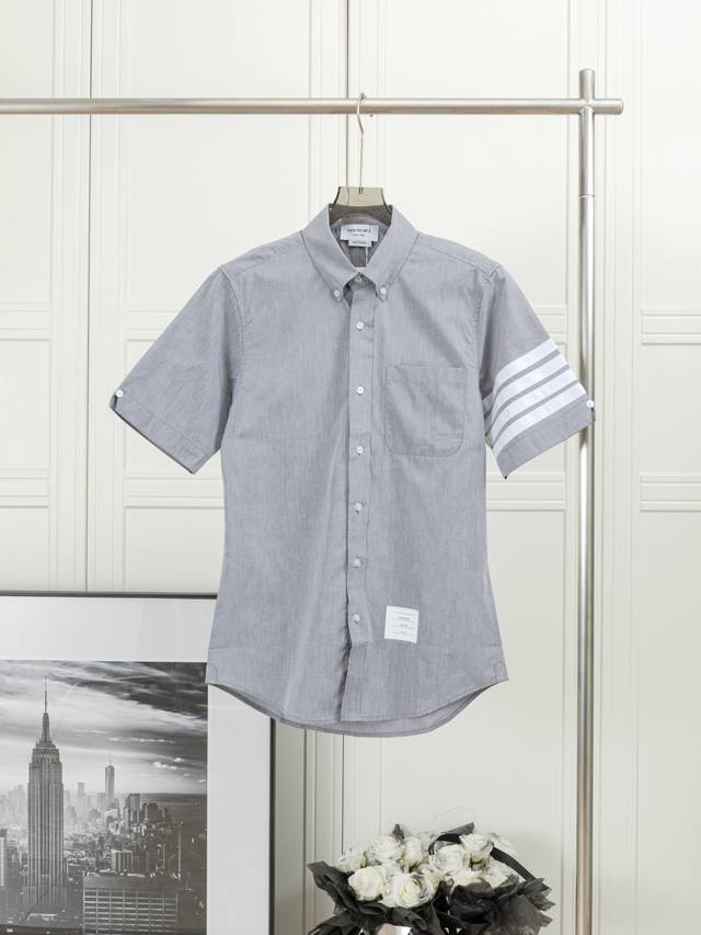 Thom Browne 汤姆布朗 .法兰绒色织短衬衫 意大利制造产地标版本 面料采用高密色织定织 成分100%新疆长绒棉 扣子采用天然贝壳扣 高档大气上档次 定
