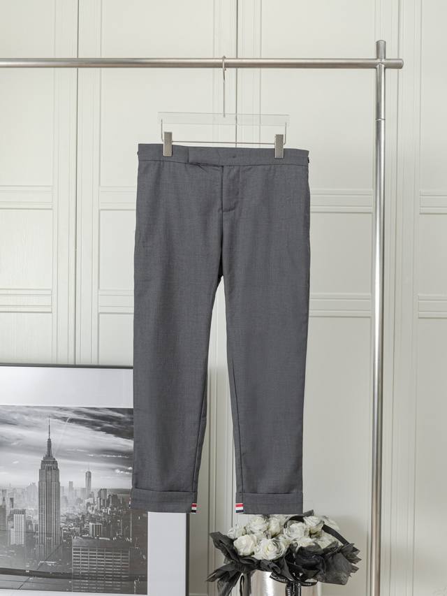 红白蓝织带九分西裤 thom Browne 汤姆布朗红白蓝织带标志休闲西裤 专柜同步有售 时尚休闲便西 定制进口原版西装羊毛混纺面料 上身轻便舒适 独特裁剪工艺