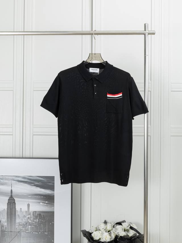 口袋红白蓝针织 polo 衫短袖 汤姆.布朗 25Ss 口袋红白蓝针织 polo 衫 短袖 Zp 定制纱网针织面料 整体走线平直细腻 面料舒适柔软 颜色一致无色