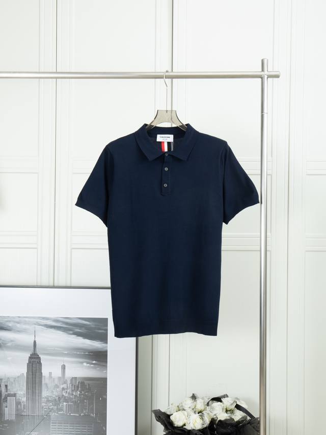 后背红白蓝针织 polo 衫短袖 汤姆.布朗 25Ss 春夏新款后背红白蓝针织 polo 短袖 Zp 定制网纱面料 整体走线平直细腻 面料舒适柔软 颜色一致无色
