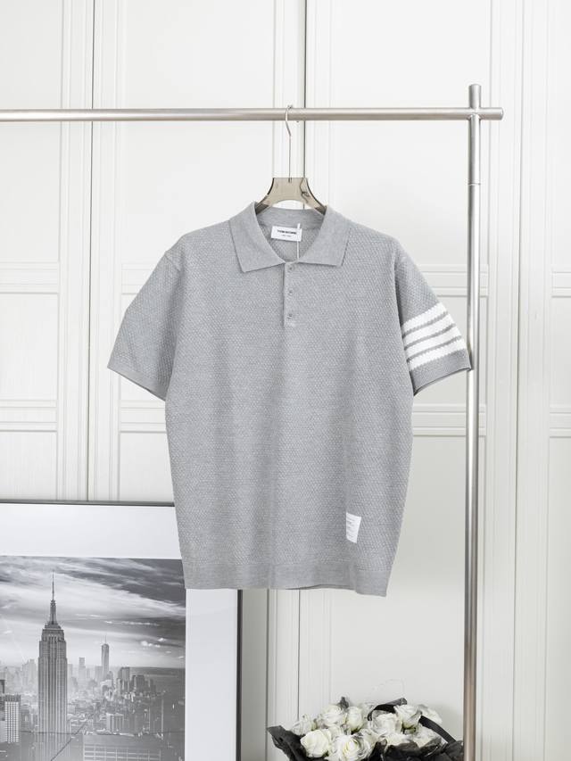 经典四杠针织 polo 衫短袖 汤姆.布朗 25Ss 春夏新款经典四杠针织 polo 短袖 Zp 定制网纱面料 整体走线平直细腻 面料舒适柔软 颜色一致无色差