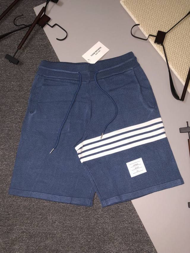 Thom Browne 2025Ss新款针织短裤 定制面料采用威化布织法 提花针织工艺 版型紧致立体 4杠拼接 定制裤绳五金质感强 顺滑 上身舒适透气 凹凸有型