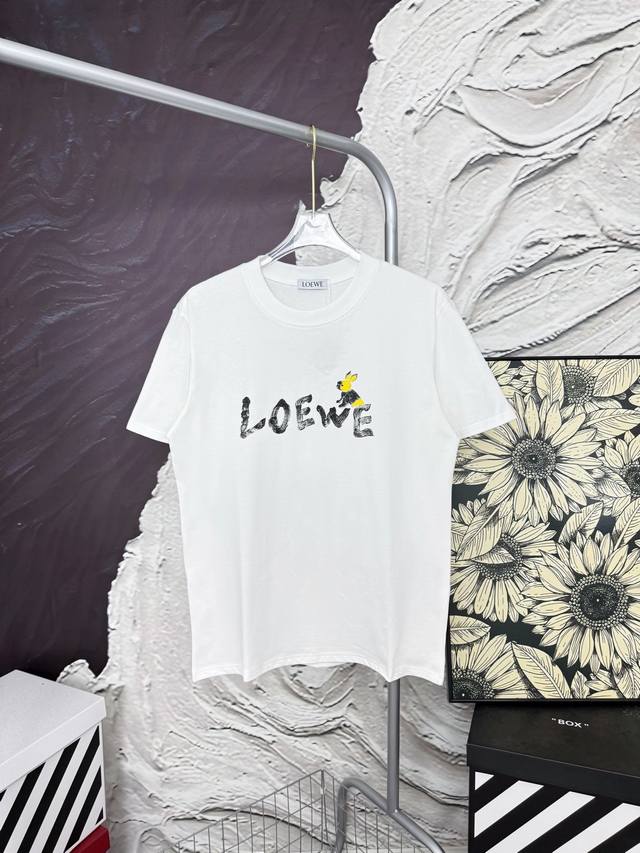 款号Aa5990 罗意威手绘涂鸦兔子短袖 loewe 专柜同款 采用 G纯棉面料 32支双纱 拿手上非常有质感 立体 大气 夏天百搭好穿 简单大气 采用Os版型
