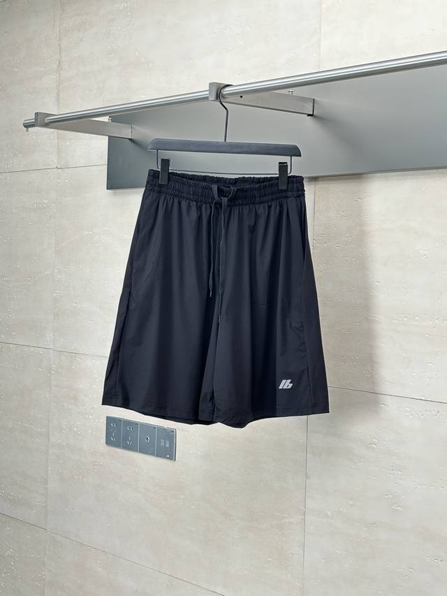 balenciaga* 巴黎 25Ss新款梭织字母印花短裤 面料采用定制梭织面料 订染颜色后整蚀毛处理 对照原版做丝滑超柔处理 布面肌理股线清晰明显 垂感一级棒