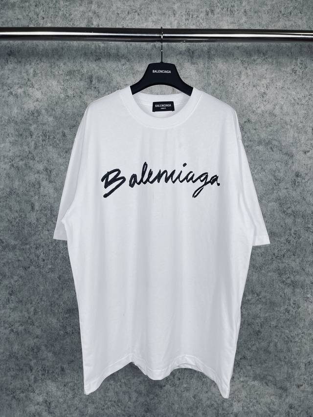 实拍图 顶级版本.官网品质 Balenci*Ga 巴黎.草签Logo印花短袖T恤.砖柜同步 面料采用巴黎Zp定织定染全棉双纱紧密棉.克重260克 布面干净.布纹