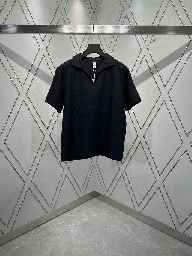 Berluti Scritto 25Ss新款亚麻刺绣短袖 以针脚写就的夏日诗篇 源于地中海岸的顶级亚麻纤维 以轻盈透气的天然肌理织就夏日衣橱的基底 经Berlu