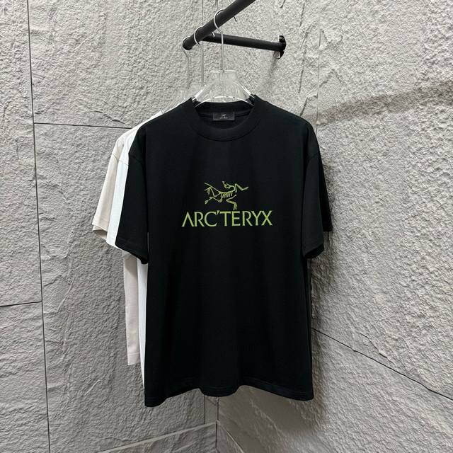 arc'teryx*始祖*鸟2025春夏季潮牌新款 个性经典图案字母Logo 字母图案印花 定制双纱平纹纯棉面料 短袖T恤 男女同款 颜色 黑色 白色 安哥拉红