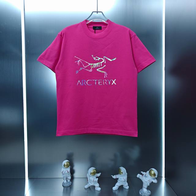 始祖鸟 Arc'teryx 2025春夏新款男女同款短袖T恤 定制专属300克重双纱纯棉面料 定制原版工艺螺纹车工 炫彩反光工艺设计 颜色 黑色 白色 粉色 青
