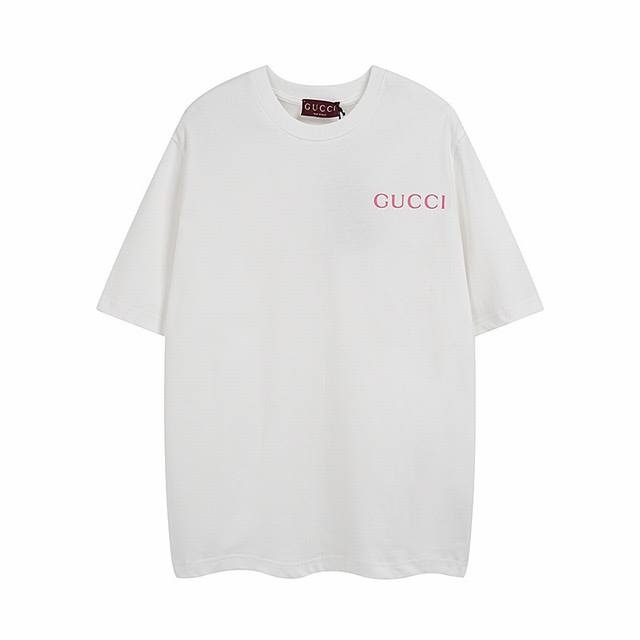 全年有货不下架 #Gucci古驰#2025早春系列 官方原版,定制32支双纱纯棉面料 克重260G 手感松软细腻又比一般棉布料扎实 舒适透气不易变形 采用进口纳