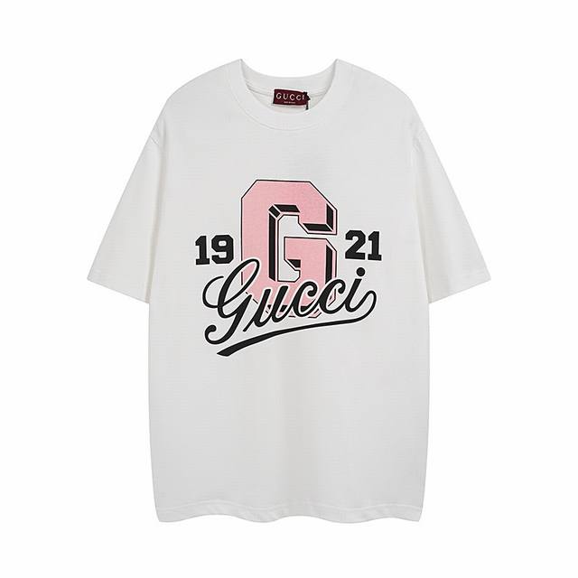 全年有货不下架 #Gucci古驰#2025早春1921系列 官方原版,定制32支双纱纯棉面料 克重260G 手感松软细腻又比一般棉布料扎实 舒适透气不易变形 采