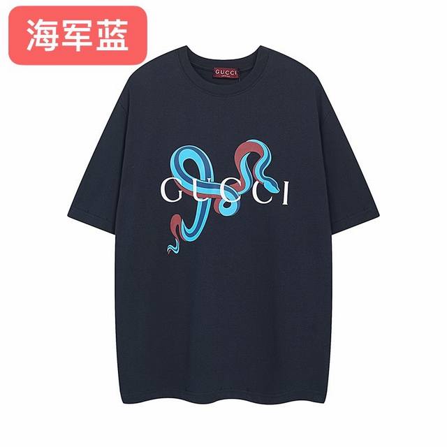 全年有货不下架 gucci古奇2025年蛇年限定款 海军蓝色胸口经典蓝蛇印花 螺纹领口春夏印花圆领短袖T恤采用260克双纱精棉 衣服偏厚使整体高透气和柔软性 高