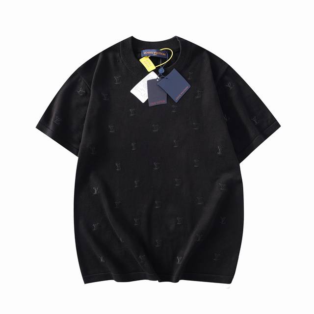 LV 2025新款 刺绣满Logo针织短袖 本款短袖圆领衫取材细腻棉布 以莹泽纱线刺绣全幅 1V Bleson 图案 可轻松融入休闲或正式造型 成就换季时节的经