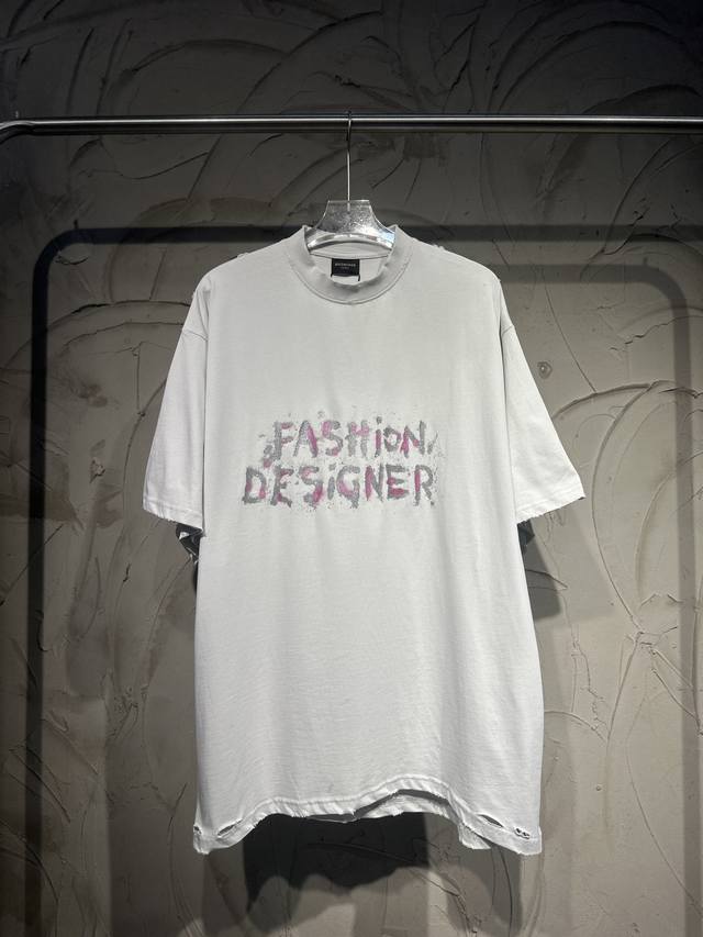 balenciaga巴黎世家Blcg最新款Fashion Designer系列珠光印花不规则下摆 磨破短袖 平纹针织面料 圆领短袖 不对称底部 正面饰以Fash