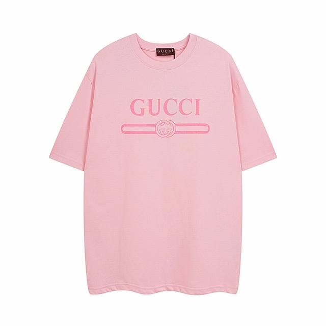 gucci古奇2025春夏腰带经典粉色印花圆领短袖T恤采用260克双纱精棉 衣服偏厚使整体高透气和柔软性 高版本 三标齐全 男女同款克重260克 采用32支的特