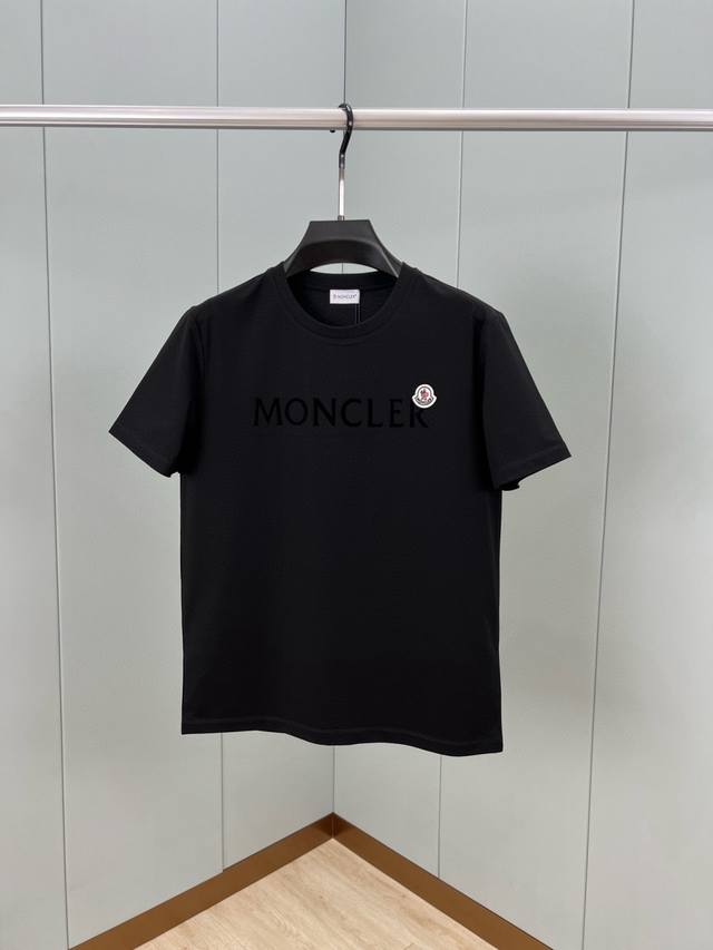 moncler 春夏男装正面饰品牌字母植绒Logo短袖T恤 胸前字母由植绒印花设计加以经典毡艺刺绣章仔徽标彰显品牌辨识度 定制高支高密80支双丝光棉面料 上身舒