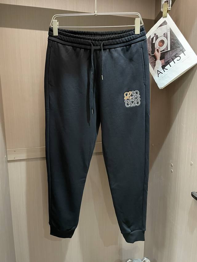 loewe 最新系列男士休闲裤 采用客供弹力柔棉材质 柔软细腻 手感绝佳 品牌格调一览无余 极简主义设计 没有多余浮夸的元素来宣兵夺主 细节做工精细 五金配件原