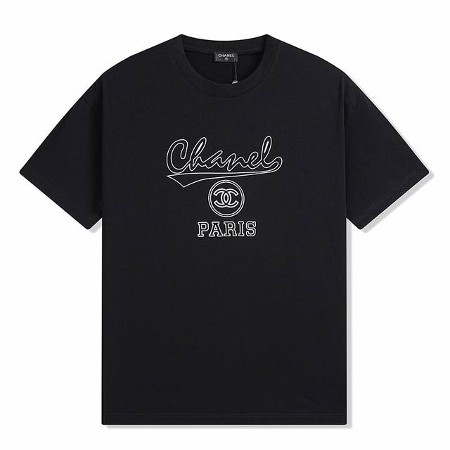 Chane1小香23Fw系列Logo字母印花T恤 整体加厚纯棉面料 布面香奈儿立体Logo字母印花图案 廓形设计风格 Chanel黑白撞色简单又不失优雅 所有内