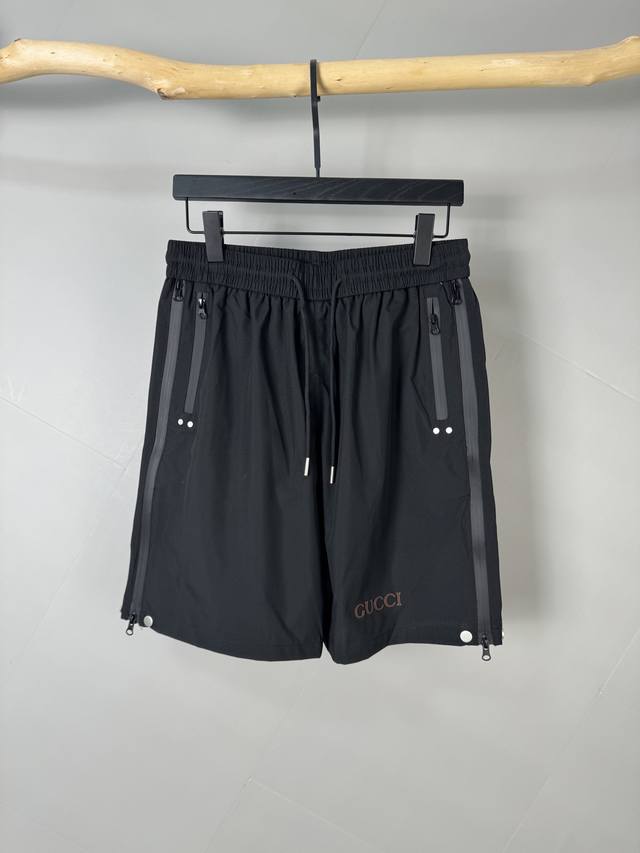 Gucci 古驰 2025Ss夏季新款男士休闲短裤 高端版本 专柜定制面料 透气舒适度高 细节无可挑剔 品牌元素设计理念 体现高品质 手感细腻柔软 呈现休闲裁剪
