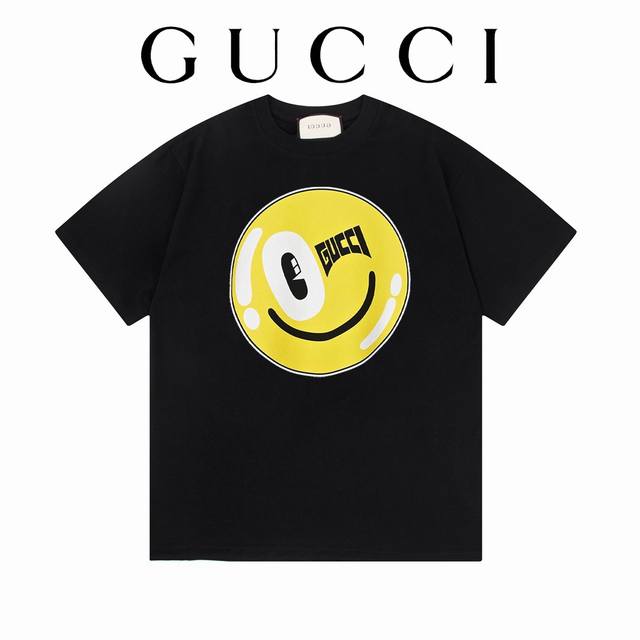 Gucci古驰24Ss早春系列 -Guccihattie Stewart联名系列 笑脸标志短袖T恤 -采用双纱纯棉250G 面料颜色定制定染 不缩水不退色 手感