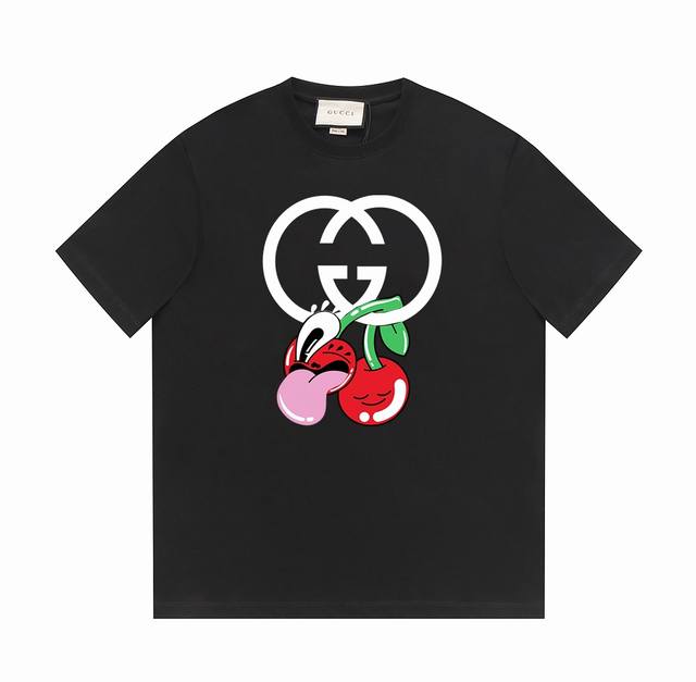 Gucci古驰24Ss早春系列 -Guccihattie Stewart联名系列 趣味樱桃印花图案 -采用双纱纯棉250G 面料颜色定制定染 不缩水不退色 手感