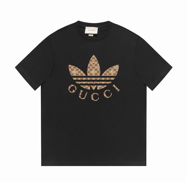 gucci古驰24Ss夏季系列 Gucci&Adidas品牌联名经典图案系列 -采用双纱纯棉250G 面料颜色定制定染 不缩水不退色 手感舒服 质感超强全套辅料