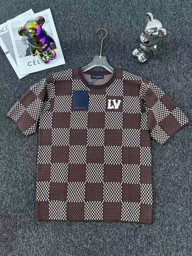 路易威登 25Ss 菲董联名水钻刺绣咖啡棋盘格针织短袖 毛料选用全精梳棉纱纱线 精梳棉在制作的过程中会清理出多余的杂质 让织出来的物品看起来比较光滑和高档 相对