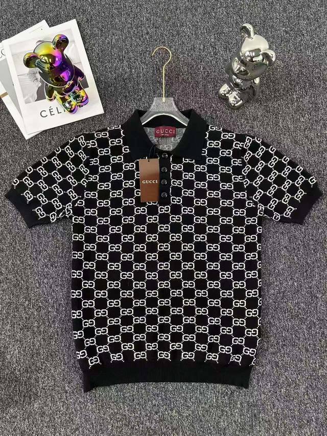 Gucci古驰 25Ss早春新品 满身Logo立体字母 翻领毛织 修身版型 采用100%纯棉纱线 质感与亲肤感更是绝佳 密度非常高 人手一件的夏季必备单品 毛料