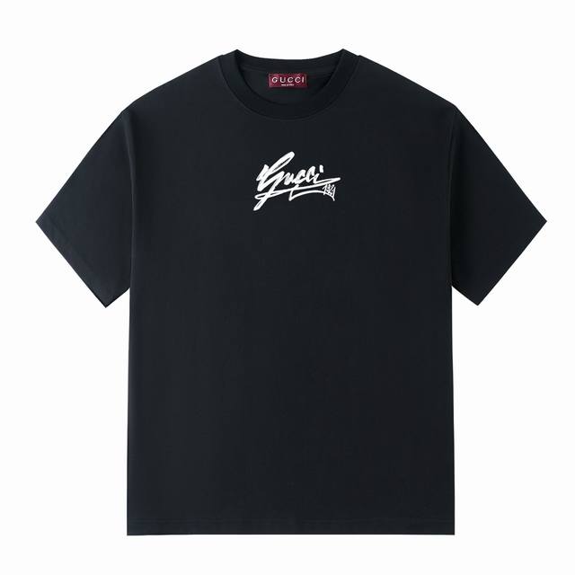 G家25夏日系列 Gucci简约艺术字体设计 -采用双纱纯棉250G 短T 三标齐全 面料颜色定制定染 不缩水不退色 手感舒服 质感超强潮男潮女必备经典落肩微阔