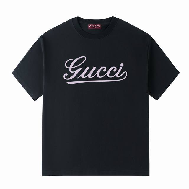 G家25夏日系列 Gucci简约品牌艺术字体Logo -采用双纱纯棉250G 短T 三标齐全 面料颜色定制定染 不缩水不退色 手感舒服 质感超强潮男潮女必备经典