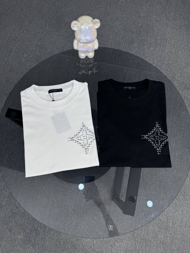 顶级版本 区别通货 25Ss路易威登错位多标字母刺绣圆领短袖 Lv官网Zp同步新款T恤 面料采用32支双纱280克高克重纯棉面料同缸定织定染原版同色螺纹进口机器