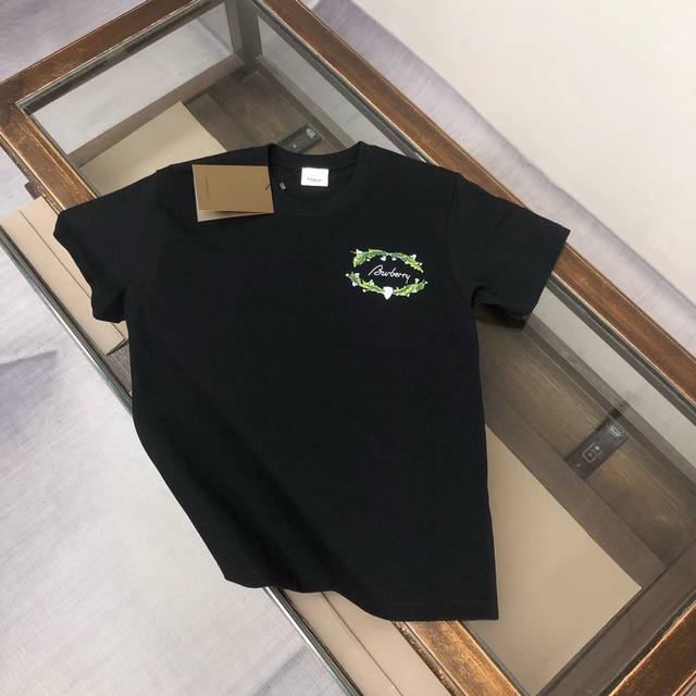Bur*Berry 巴宝莉 2025最新款短袖T恤 绝对的顶级爆款 侧边立体印花Logo设计 细节处处动人 非常独特的设计 大气 简约 基础 耐看 但又独具风格