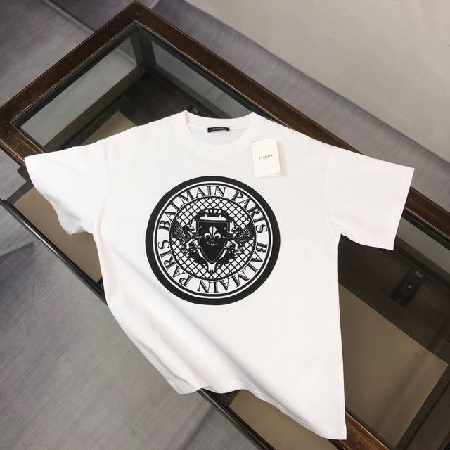 Balmain 巴尔曼 25Ss专柜同款圆领短袖T恤 胸前图案Logo印花工艺 特供定制面料 厚板立体 衣服偏厚使整体高透气和柔软性的质感更加凸显 饱满的棉质感