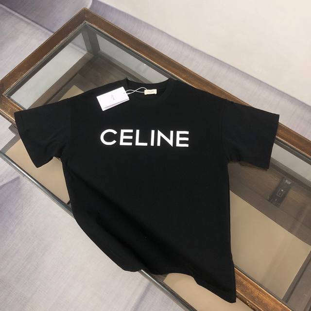Celine 瑟琳 25Ss专柜同款圆领短袖T恤 胸前立体字母Logo印花工艺 特供定制面料 厚板立体 衣服偏厚使整体高透气和柔软性的质感更加凸显 饱满的棉质感