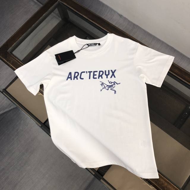 Arcteryx 始祖鸟 夏季新款圆领短袖T恤 270克重磅高端纯棉面料 手感质感都极完美 修身裁剪设计干净利落 时尚又好看 走线做工非常精致 版型效果超赞 而