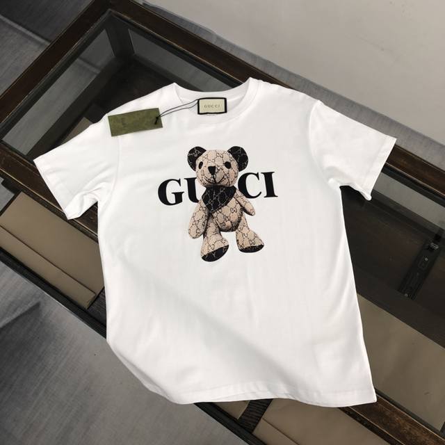 Gucci 夏季新款圆领短袖T恤 高端纯棉面料 手感质感都极完美 修身裁剪设计干净利落 时尚又好看 走线做工非常精致 版型效果超赞 而且透气性能超强 任何年龄阶
