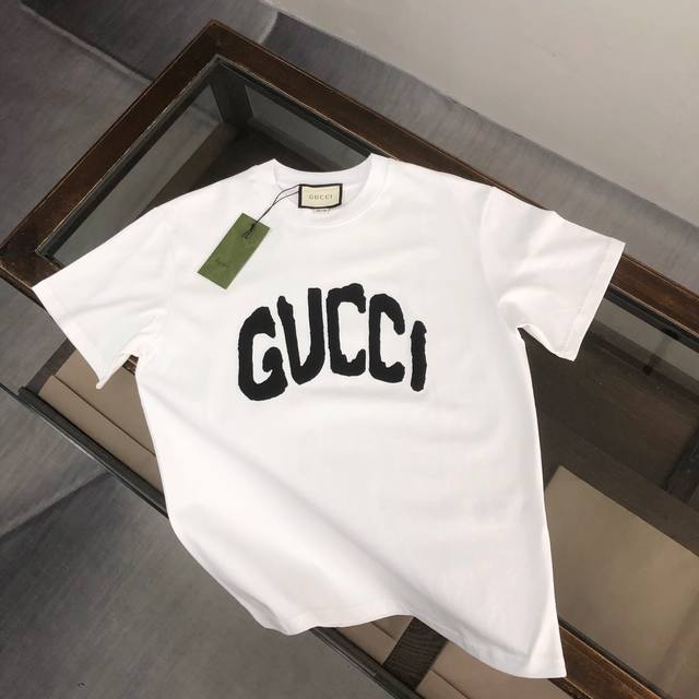 Gucci 夏季新款圆领短袖T恤 高端纯棉面料 手感质感都极完美 修身裁剪设计干净利落 时尚又好看 走线做工非常精致 版型效果超赞 而且透气性能超强 任何年龄阶
