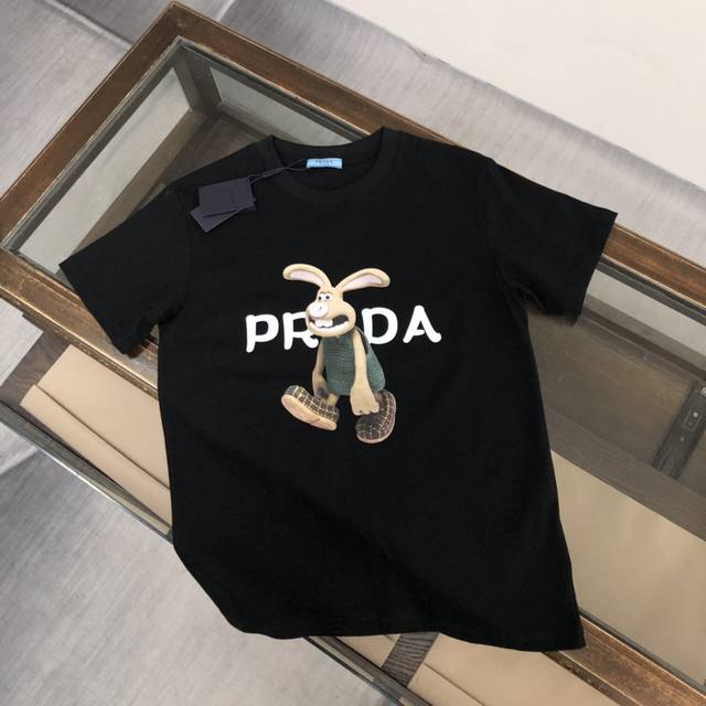 prada 夏季新款圆领短袖T恤 高端纯棉面料 手感质感都极完美 修身裁剪设计干净利落 时尚又好看 走线做工非常精致 版型效果超赞 而且透气性能超强 任何年龄阶