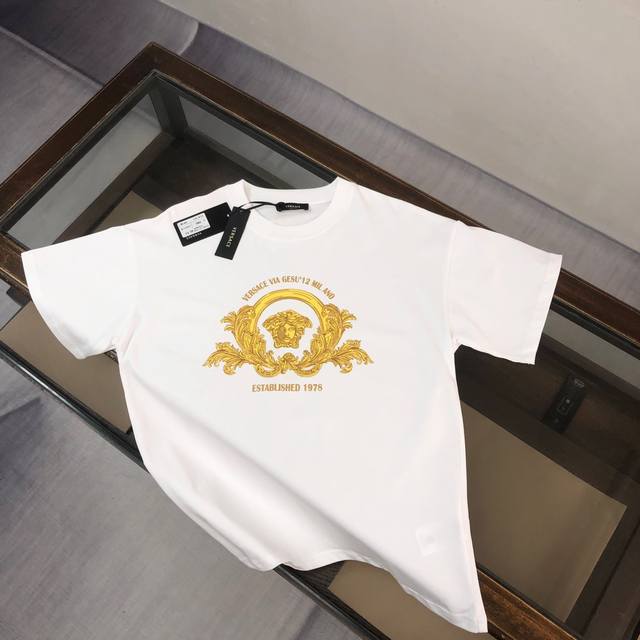 Ver*Sace 范思哲 25Ss专柜同款圆领短袖T恤 标志性品牌Logo印花点缀 定制棉质面料 厚板立体 衣服偏厚使整体高透气和柔软性的质感更加凸显 饱满的棉